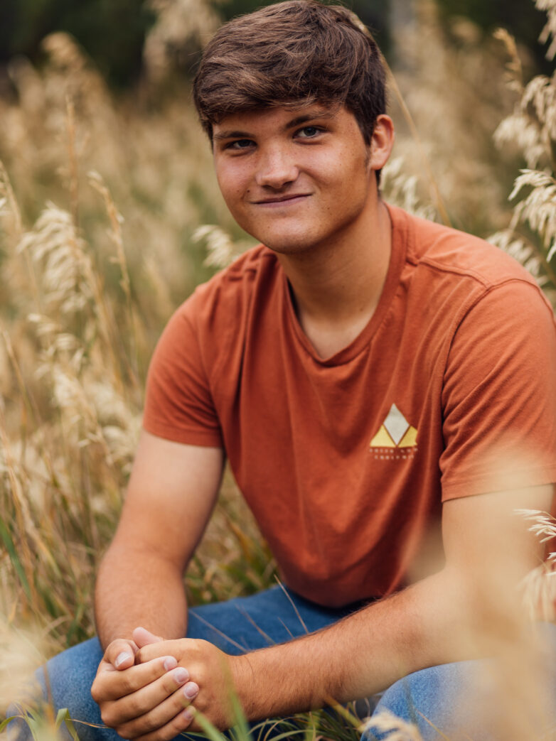 senior-photos-guy-fall-grass