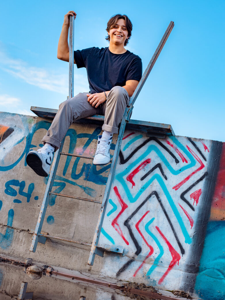 senior-photos-guy-graffiti