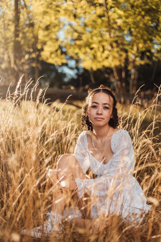 senior-photos-tall-grass-sitting